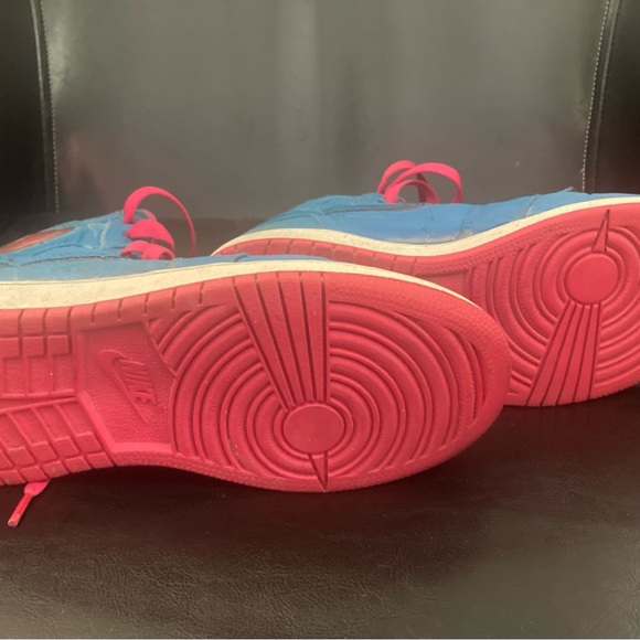 Girls Teal & Pink Jordan’s 5.5 - Picture 3 of 4